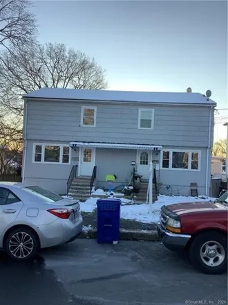 Rent this 3 bed house on 4 Villaway Road in East Norwalk, Norwalk