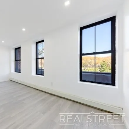 Image 7 - 114 Patchen Avenue, New York, NY 11221, USA - House for sale