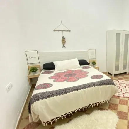 Rent this 4 bed room on ByB Dental in Calle Dos Aceras, 12