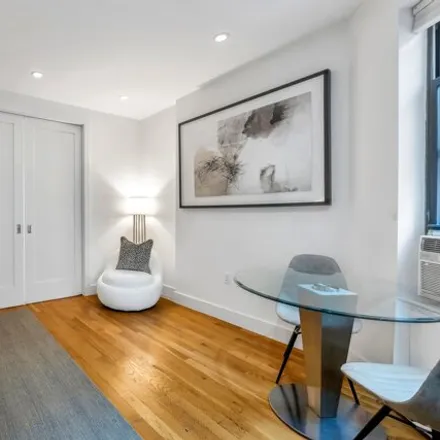 Image 2 - 225 West 10th Street, New York, NY 10014, USA - Condo for sale