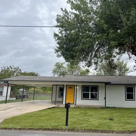 Image 2 - 1245 Plum Street, Floresville, TX 78114, USA - House for sale