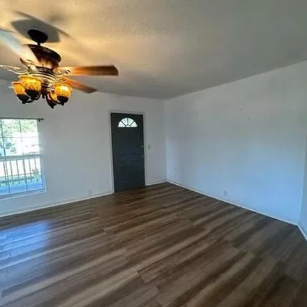 Rent this 3 bed apartment on 16586 Gaskin Street in Blountstown, FL 32424