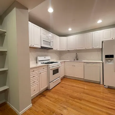 Rent this 3 bed apartment on 6134 North Kenmore Avenue in Chicago, IL 60660