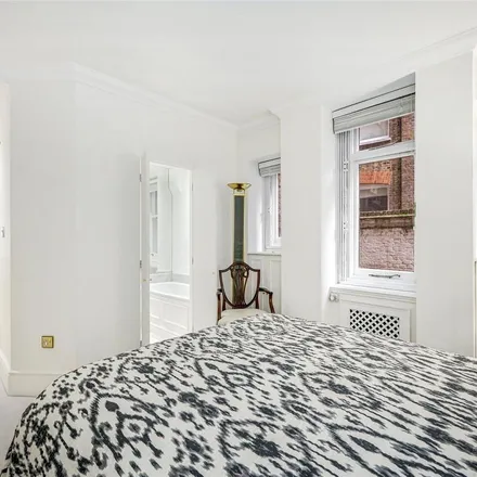 Rent this 4 bed apartment on Lincoln House in Basil Street, London