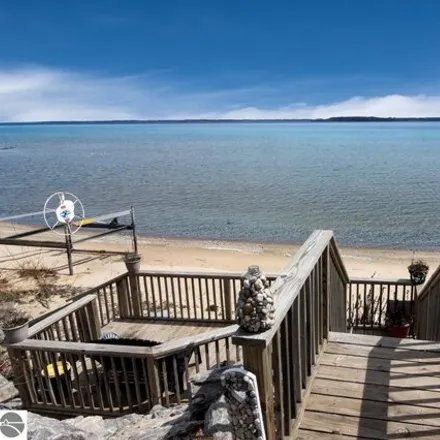 Image 6 - 8079 South West Bay Shore Drive, Greilickville, Elmwood Charter Township, MI 49684, USA - House for sale