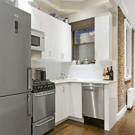 Image 2 - 283 W 11th St Apt 2E, New York, 10014 - Townhouse for rent