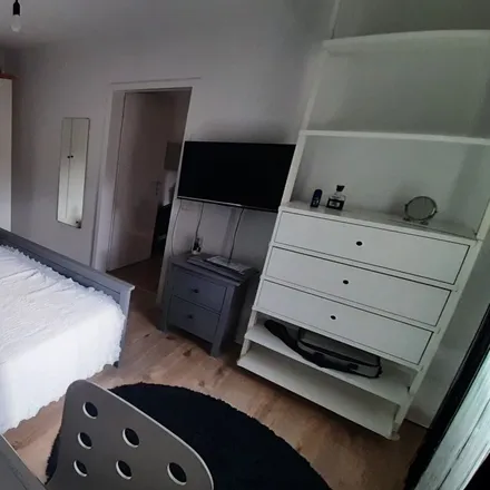 Rent this 3 bed apartment on Saatwinkler Damm 123 in 13629 Berlin, Germany