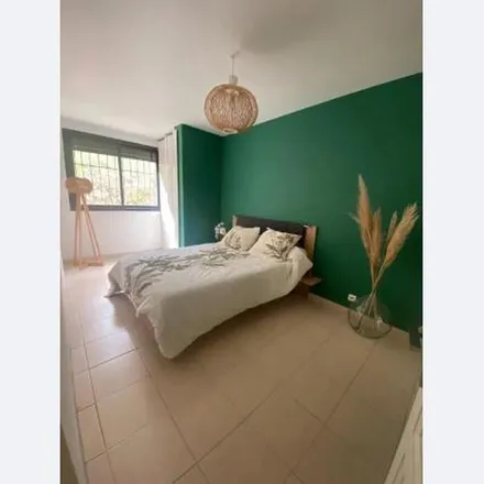 Rent this 3 bed apartment on 68 Quai du Port in 13002 2e Arrondissement, France