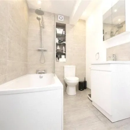 Image 5 - Allingham Street, London, N1 8JR, United Kingdom - Apartment for rent