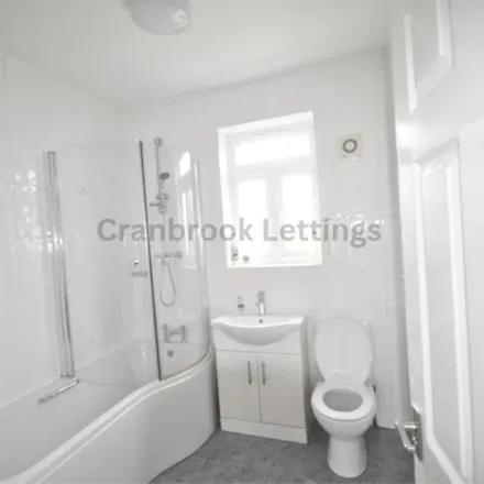 Image 3 - College Gardens, London, IG4 5HW, United Kingdom - Townhouse for rent