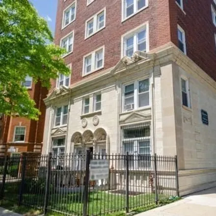 Rent this studio apartment on 7450 North Greenview Avenue in Chicago, IL 60626