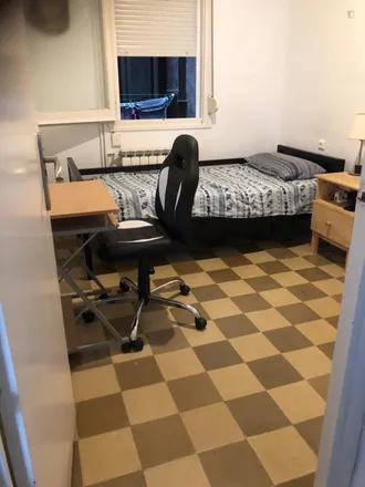 Rent this 3 bed room on Ronda del Guinardó in 40-42, 08025 Barcelona