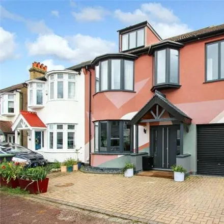 Buy this 5 bed duplex on Dundonald Drive in Leigh on Sea, SS9 1NB