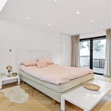 Rent this 3 bed house on Evelyn Dennington Court in London, N1 1RX