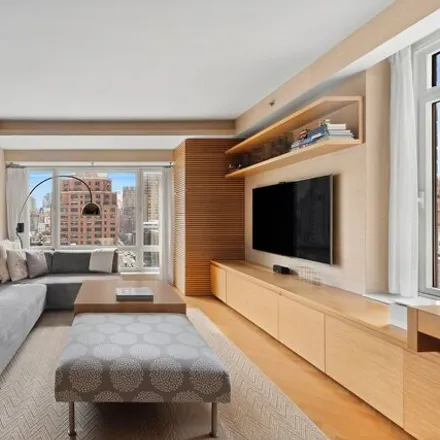 Image 2 - 207 East 85th Street, New York, NY 10028, USA - Condo for sale