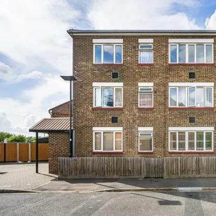 Rent this 3 bed room on Watermead in London, TW14 8BD