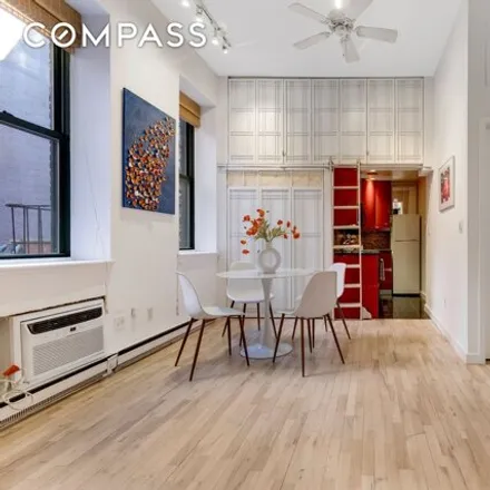 Image 3 - 17 Waverly Place, New York, NY 10003, USA - Apartment for sale