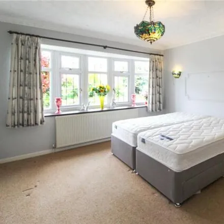 Image 7 - Dering Crescent, Southend-on-Sea, SS9 5RD, United Kingdom - House for sale