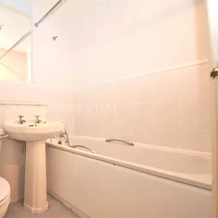 Image 8 - St. Mary's Court, Chestnut Grove, London, KT3 3HN, United Kingdom - Townhouse for rent