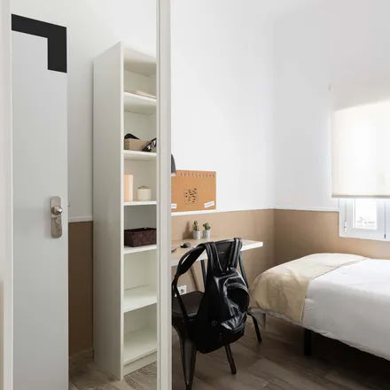 Rent this 3 bed room on Biblioteca María Moliner in Calle Daoíz, 28903 Getafe