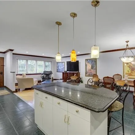 Image 5 - 1262 East 73rd Street, New York, NY 11234, USA - House for sale