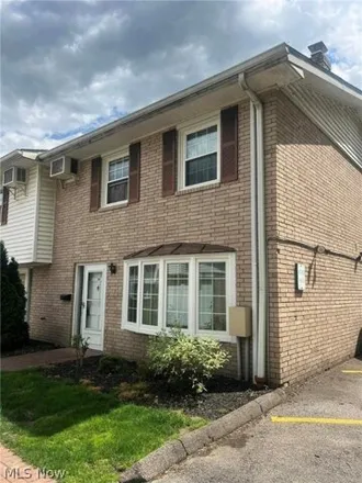 Buy this 3 bed condo on 2 Meadowlawn Condos in Mentor, OH 44060