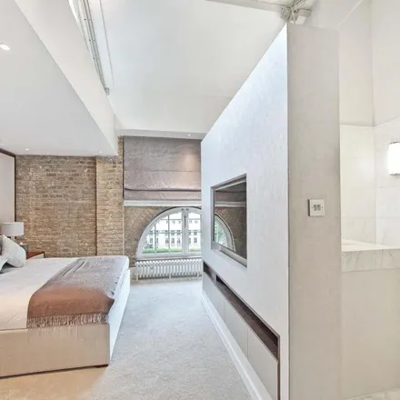 Image 5 - Ivory House, East Smithfield, London, E1W 1AT, United Kingdom - Apartment for rent