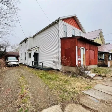 Image 2 - 2231 Warfel Avenue, Erie, PA 16503, USA - House for sale