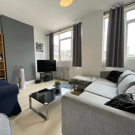 Rent this 3 bed apartment on Battersea High Street