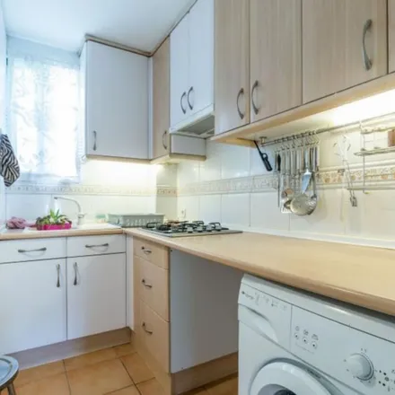 Rent this 4 bed apartment on Carrer de Lleó in 8, 46018 Valencia