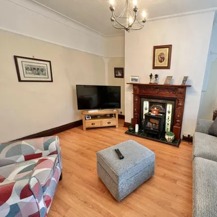 Image 3 - Queen Victoria Road, Blackpool, FY1 5LF, United Kingdom - Townhouse for sale