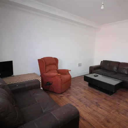 Image 2 - Queen's Road, Leeds, LS6 1PA, United Kingdom - House for rent
