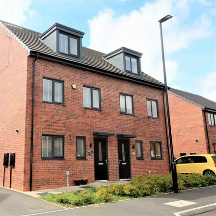 Rent this 3 bed duplex on Blossom Crescent in Doncaster, DN4 8FP