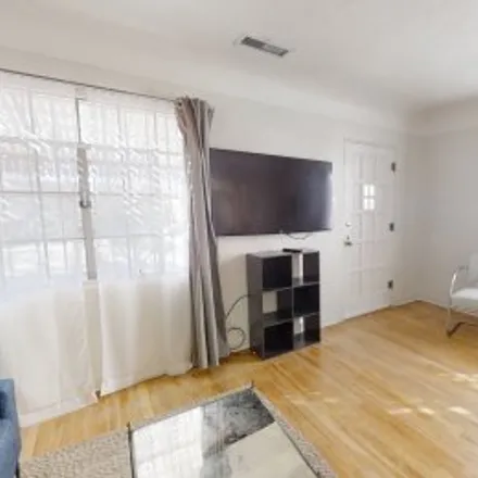 Image 1 - 206 Solano Drive Northeast, Nob Hill, Albuquerque - Apartment for rent