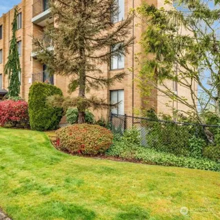 Buy this 2 bed condo on 1623 35th Street in Everett, WA 98201
