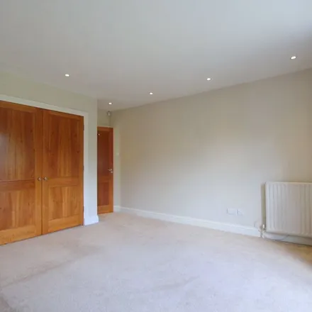 Image 7 - Coombe Lane West, London, SW20 0AD, United Kingdom - Apartment for rent