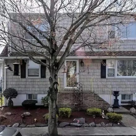 Rent this 2 bed house on 842 8th Street in North End Business District, Secaucus