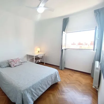 Rent this 6 bed room on Calle de Pedro Laborde in 21, 28038 Madrid