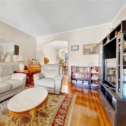 Image 4 - 731 East 38th Street, New York, NY 11210, USA - House for sale