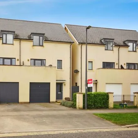 Buy this 3 bed townhouse on Hawthorn Way in South Gloucestershire, BS16 7FP