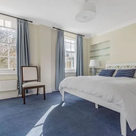 Rent this 4 bed apartment on 24 West Square in London, SE11 4SR