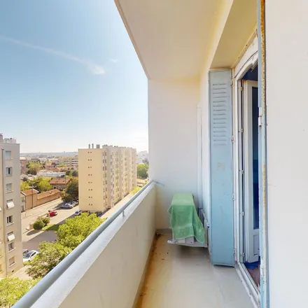 Rent this 3 bed apartment on 33 Rue de Sully in Valence, France