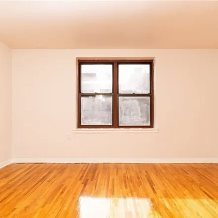 Image 2 - 52-30 39th Avenue, New York, NY 11377, USA - Apartment for sale