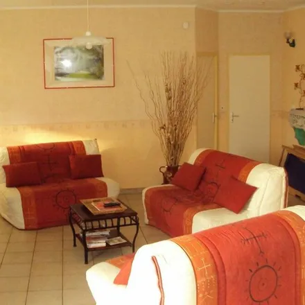 Rent this 3 bed townhouse on 85200 Saint-Martin-de-Fraigneau