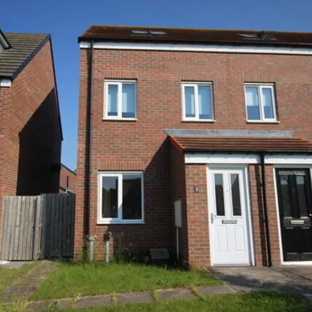 Buy this 3 bed townhouse on Dunstanburgh Walk in Amble, NE65 0GT