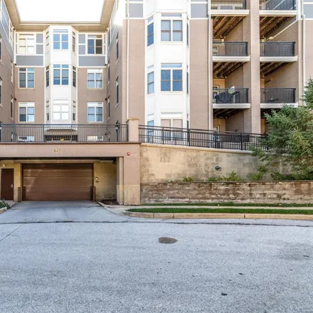 Buy this 3 bed condo on 842 North New Ballas Court in Creve Coeur, MO 63141