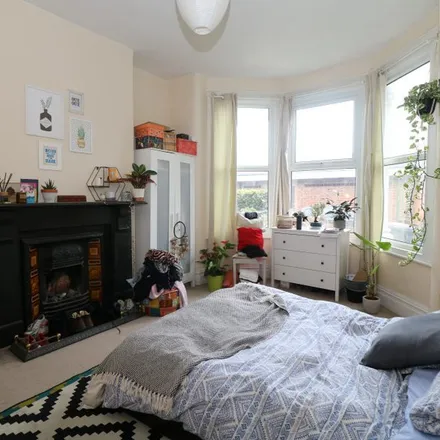 Rent this 4 bed apartment on 38-44 Mayfield Road in London, N8 9LP