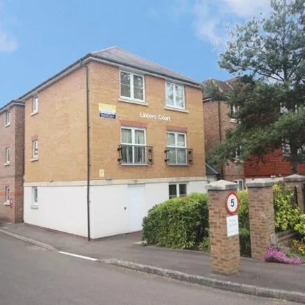 Image 8 - Lower Mead, Redhill, RH1 2FG, United Kingdom - Apartment for sale