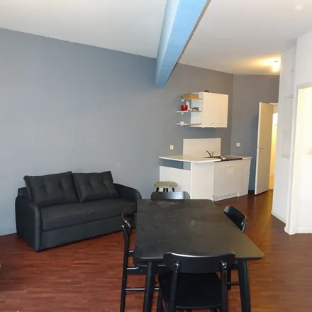 Rent this 2 bed apartment on 10 Cité de Nantes in 33000 Bordeaux, France