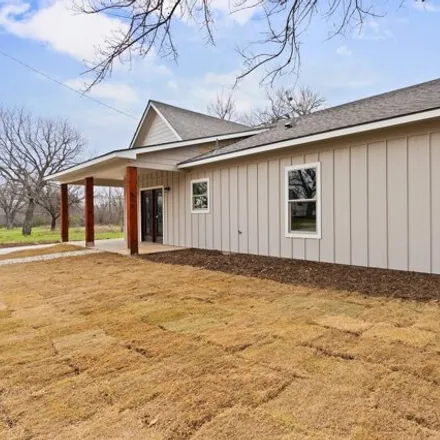 Image 5 - 621 East Chambers Street, Cleburne, TX 76031, USA - House for sale